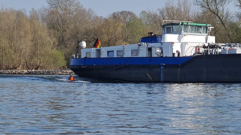 Frachtschiff und Paddler