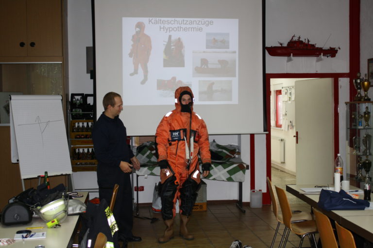 Oskar erklärt den Kälteschutzanzug